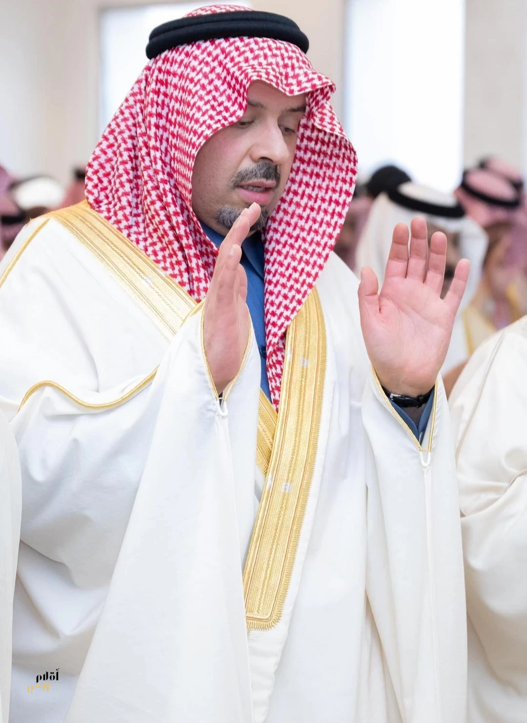 أمير منطقة الحدود الشمالية يؤدي صلاة عيد الفطر