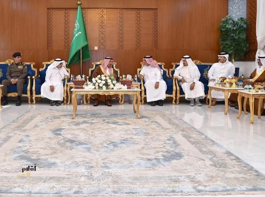 أمير نجران يعزّي شيخ شمل آل فاطمة يام في وفاة شقيقه