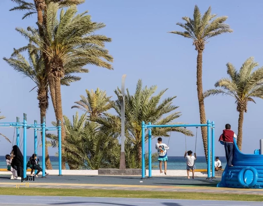 شاطئ أملج يستقطب الأهالي والزوار خلال إجازة عيد الفطر