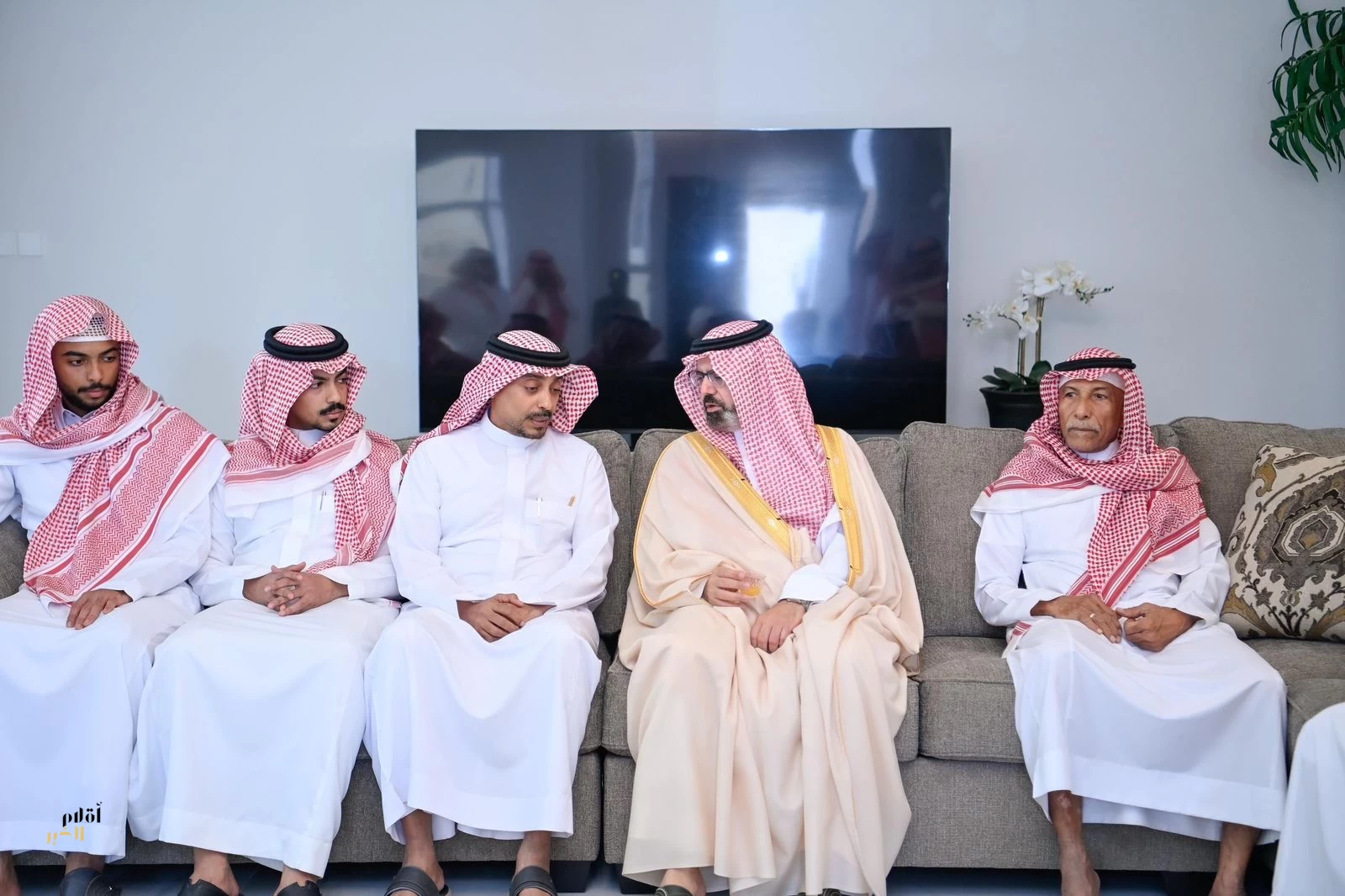 نائب أمير جازان يقدم واجب العزاء لأسرة زيلعي