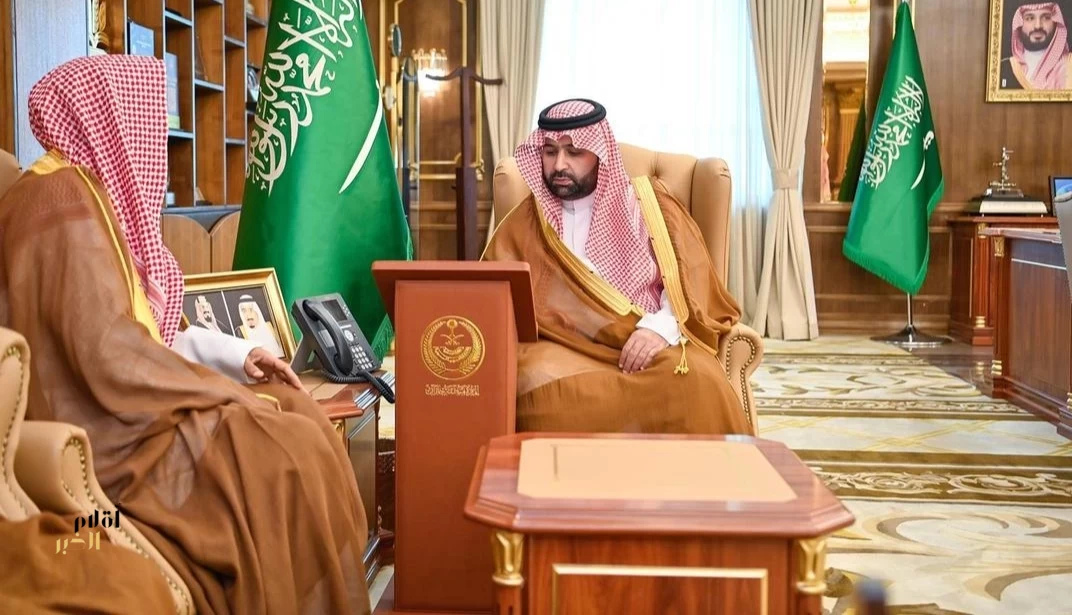 أمير منطقة جازان يستقبل مدير فرع الشؤون الإسلامية ويُدشِّن برنامج "مسؤولية الأسرة"