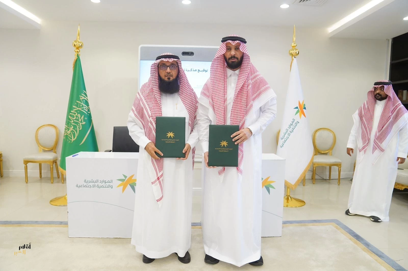 بر الشرقية ووزارة الموارد البشرية توقّعان اتفاقية لتعزيز التمكين الاجتماعي ومكافحة التسول