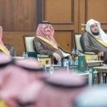 أمير المنطقة الشرقية يستقبل منسوبي أمانة المنطقة الشرقية ويطّلع على مركز المدينة التشغيلية (COP)