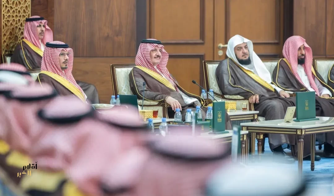 أمير المنطقة الشرقية يستقبل منسوبي أمانة المنطقة الشرقية ويطّلع على مركز المدينة التشغيلية (COP)