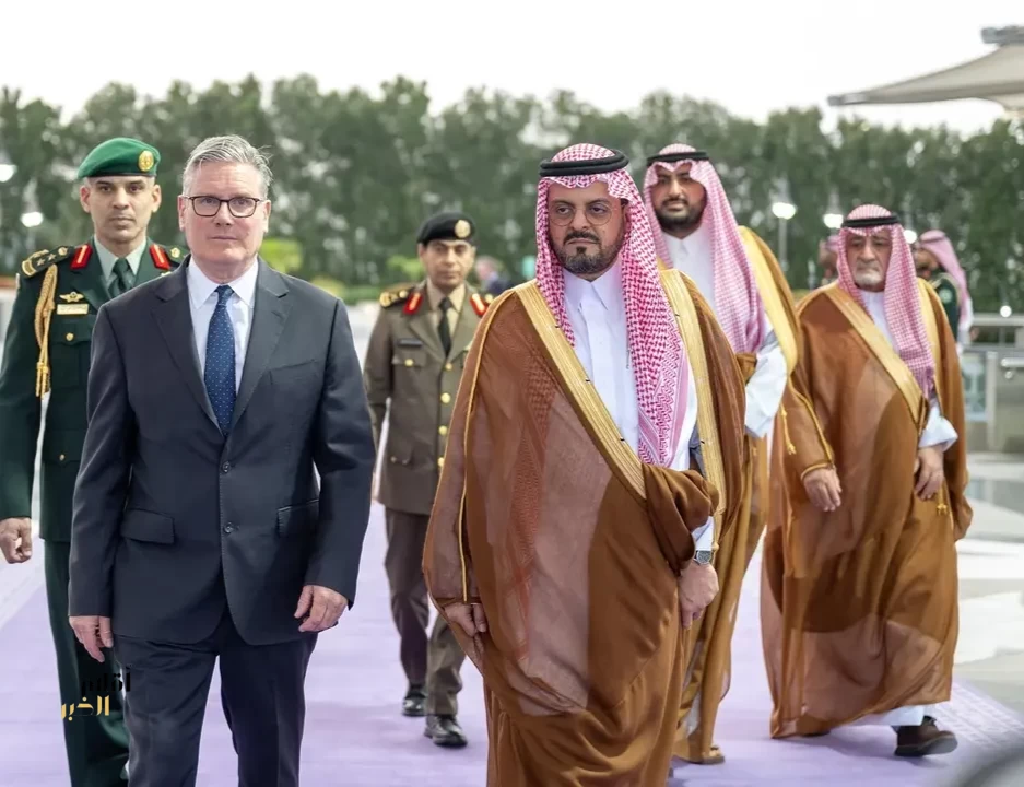 رئيس الوزراء البريطاني يصل إلى جدة