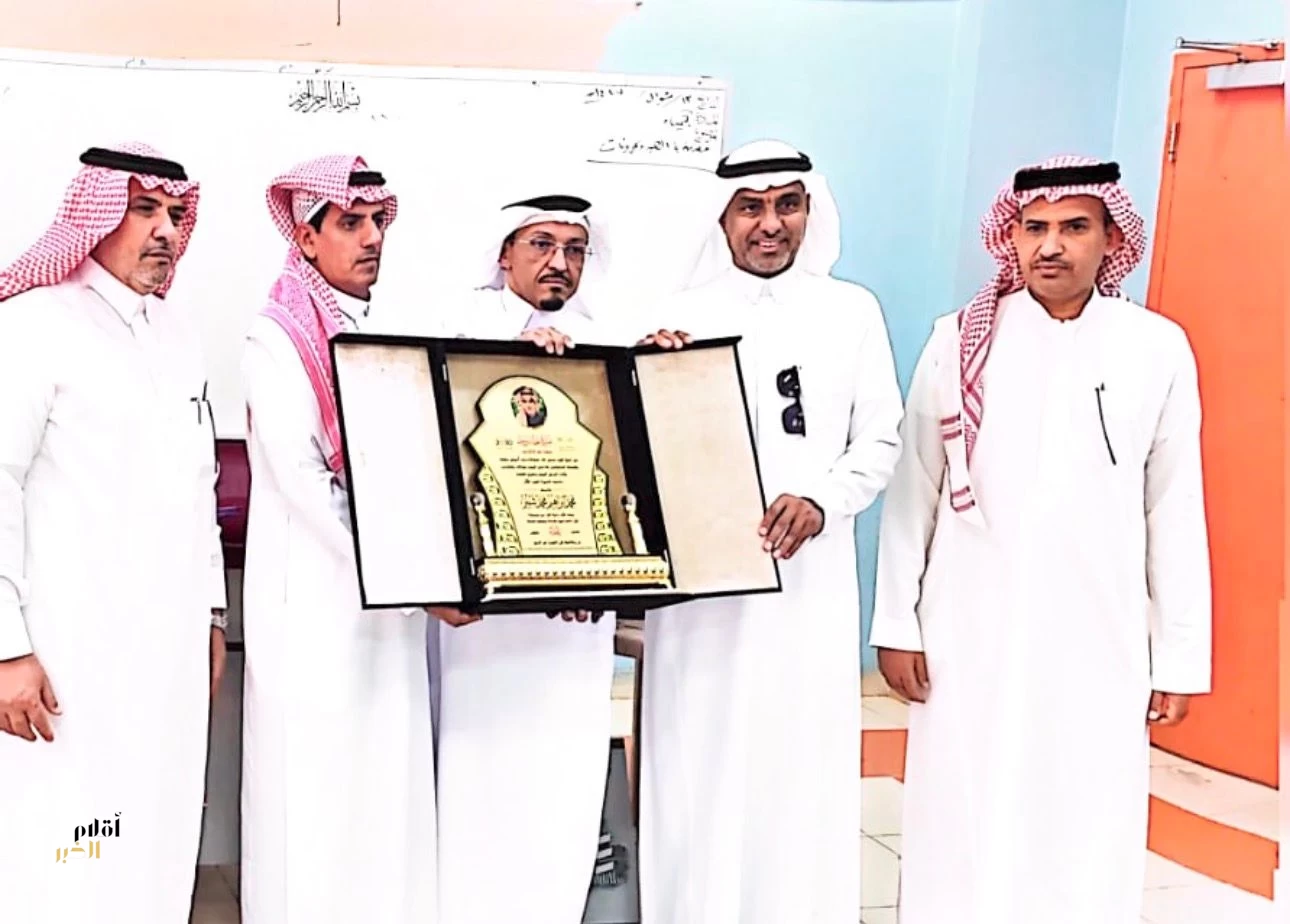 ثانوية أبوالسلع تكرّم المعلم المتقاعد "محمد شبير" تقديرًا لمسيرته التعليمية