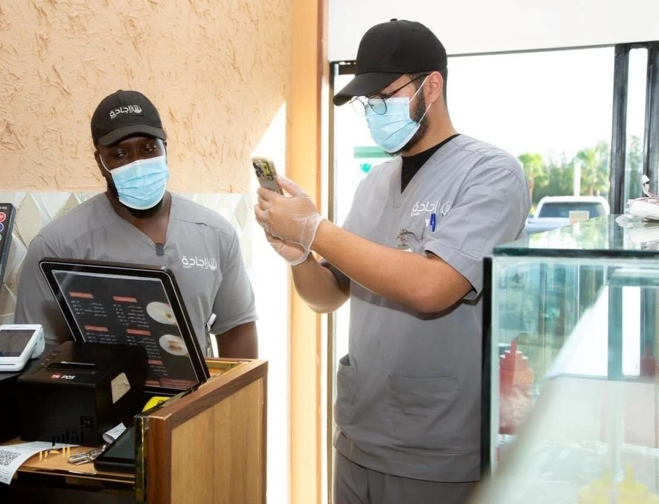 رقابة مكثفة تثمر عن ارتفاع امتثال منشآت تبوك لـ(86%) عبر 109 آلاف زيارة ميدانية