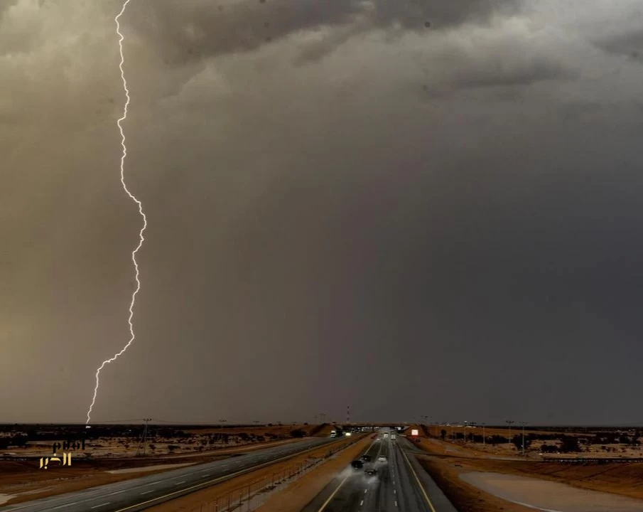 أمطار متوسطة شمال الطائف وسط إقبال على المواقع البرية