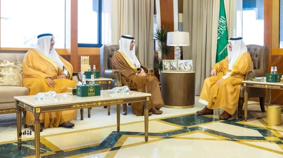أمير المنطقة الشرقية يستقبل وزير البلديات والإسكان