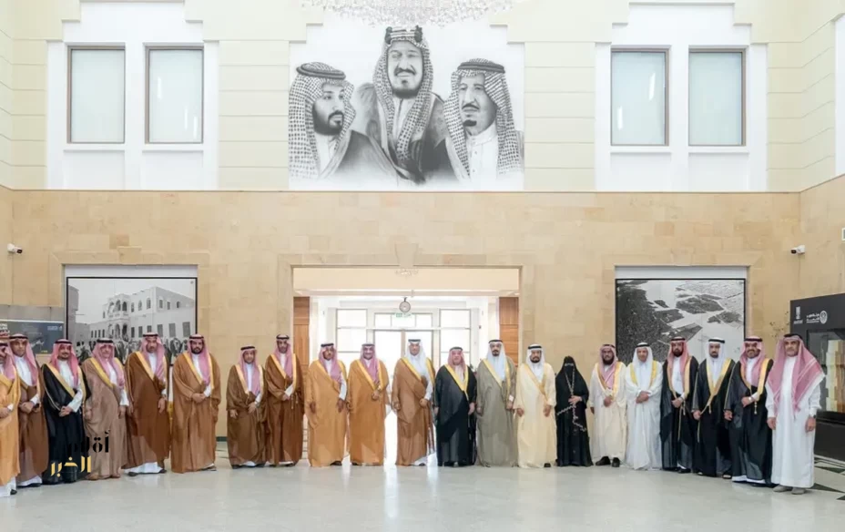 محافظ الأحساء يتسلّم مفتاح "المدينة العربية المسؤولة اجتماعيًا 2026"