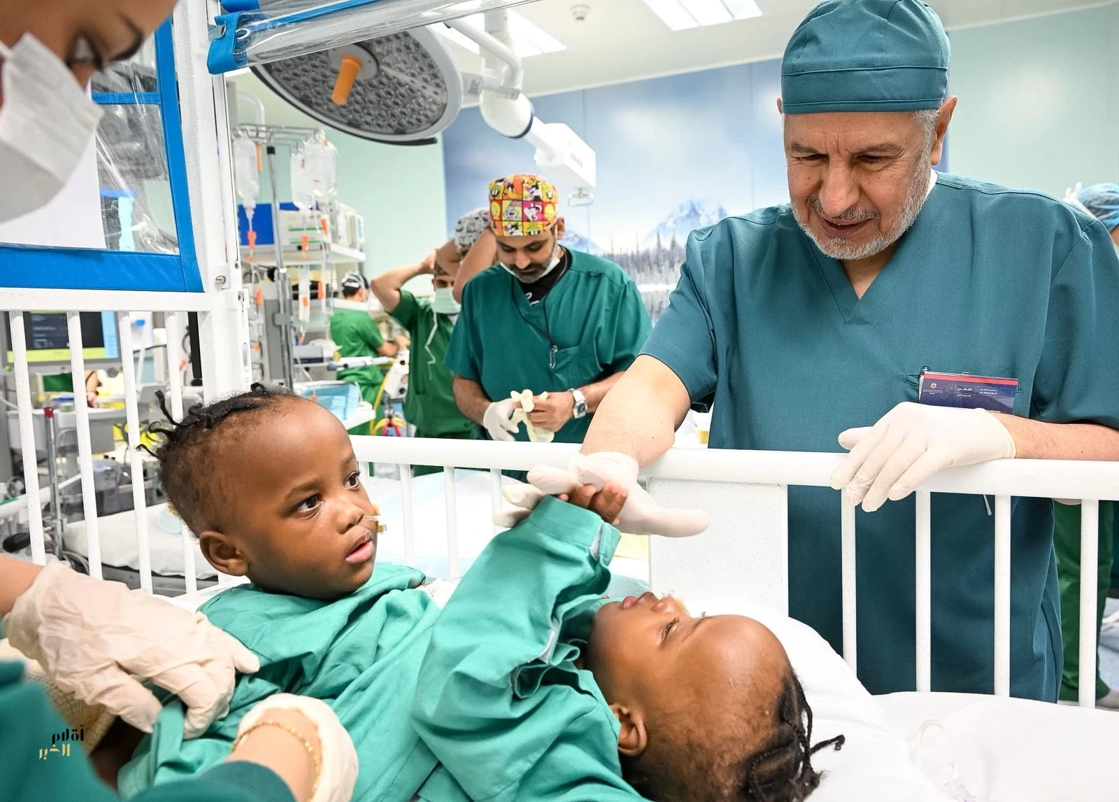 إنفاذًا لتوجيهات خادم الحرمين الشريفين وسمو ولي العهد.. بدء عملية فصل التوأم الملتصق التنزاني (نانسي ونايس)