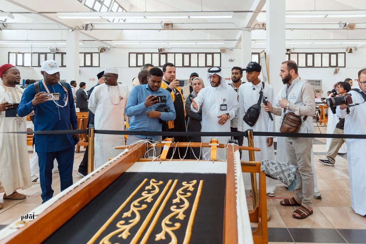 وفد إعلامي محلي دولي يطّلع على مراحل صناعة كسوة الكعبة وخدمات العنايّة بالحرمين الشريفين
