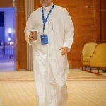 لقطة عفوية.. تُجسد بساطة المسؤول وسط ثقل المسؤولية.. وزير الصحة فهد الجلاجل