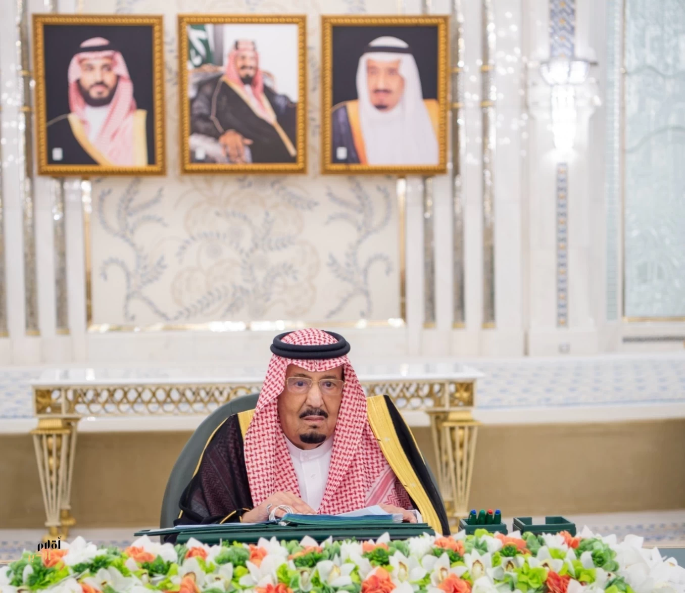 خادم الحرمين الشريفين يرأس جلسة مجلس الوزراء في جدة