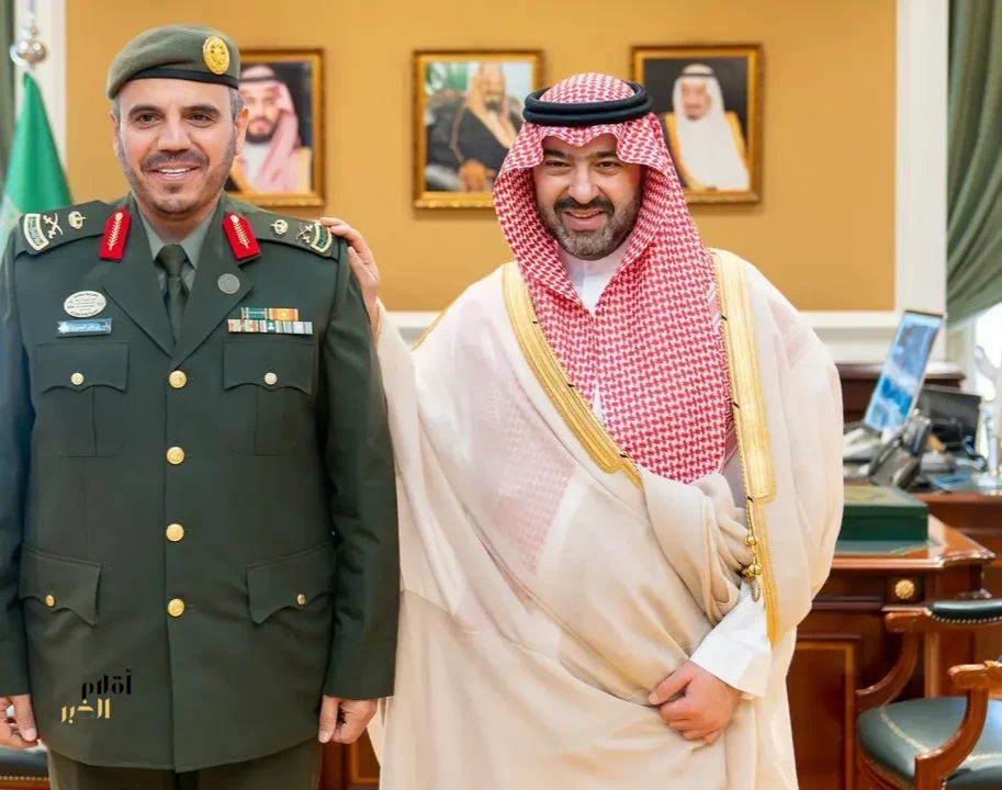 نائب أمير تبوك يستقبل مدير جوازات المنطقة ويقلده رتبته الجديدة