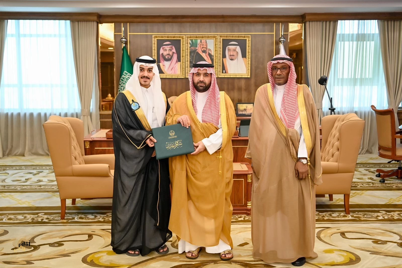 أمير منطقة جازان يكرّم الطالب إياد عماري لتبرعه لوالده بجزء من الكبد