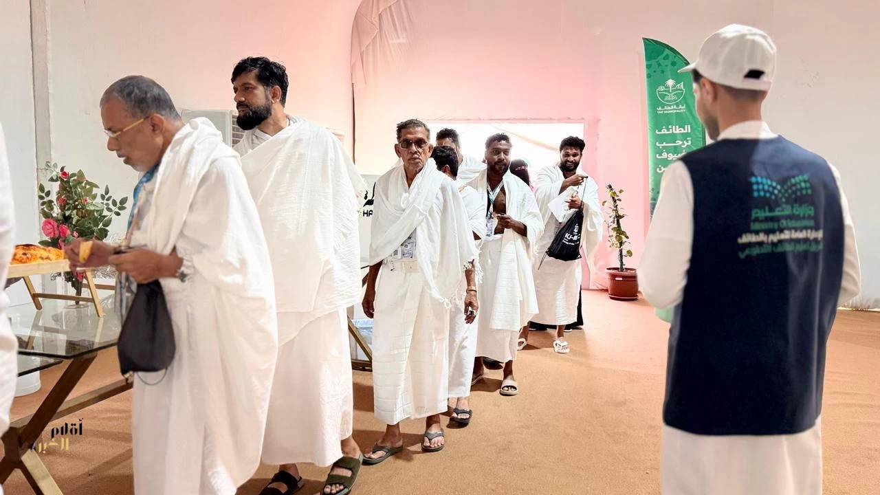 متطوعو "تعليم الطائف" يستقبلون ضيوف الرحمن بالهدايا التذكاريّة 