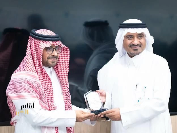 أقلام الخبر تُكرَّم لرعايتها الإعلامية لورشة “مهارات التواصل الاجتماعي”