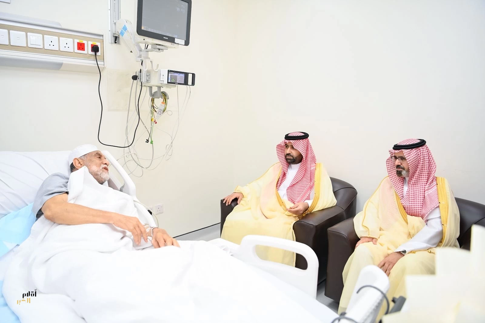 أمير منطقة جازان ونائبه يزوران شيخ شمل محافظة ضمد للاطمئنان على صحته