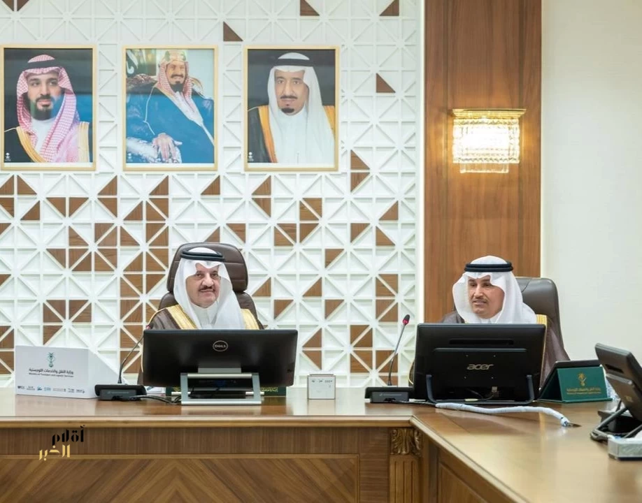 أمير الشرقية يُدشّن 6 مشروعات للطرق بـ406 ملايين ريال ويشهد توقيع اتفاقيات للنقل تتجاوز 3 مليارات ريال