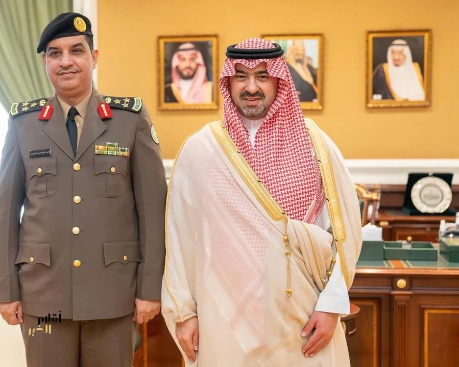 نائب أمير تبوك يُكرم عددًا من منسوبي مكافحة المخدرات بالمنطقة