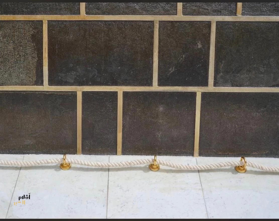 مذهّبات الكعبة المشرفة - أرثَّ هندسيٌّ يعانق قدسيٓة المكان منذُ قرون
