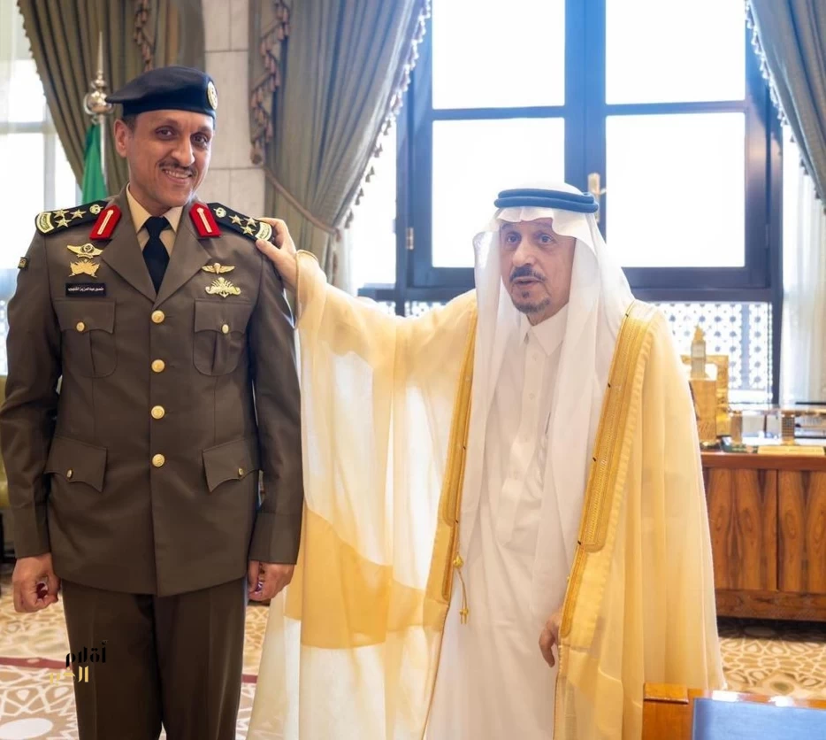 أمير منطقة الرياض يقلد قائد القوة الخاصة بأمن قصر الحكم ومساعده بالمنطقة رتبتيهما الجديدتين
