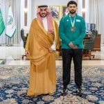 أمير الجوف يكرّم الطالب سيف القايد بعد تحقيقه برونزية بطولة العالم الجامعية للرياضات القتالية