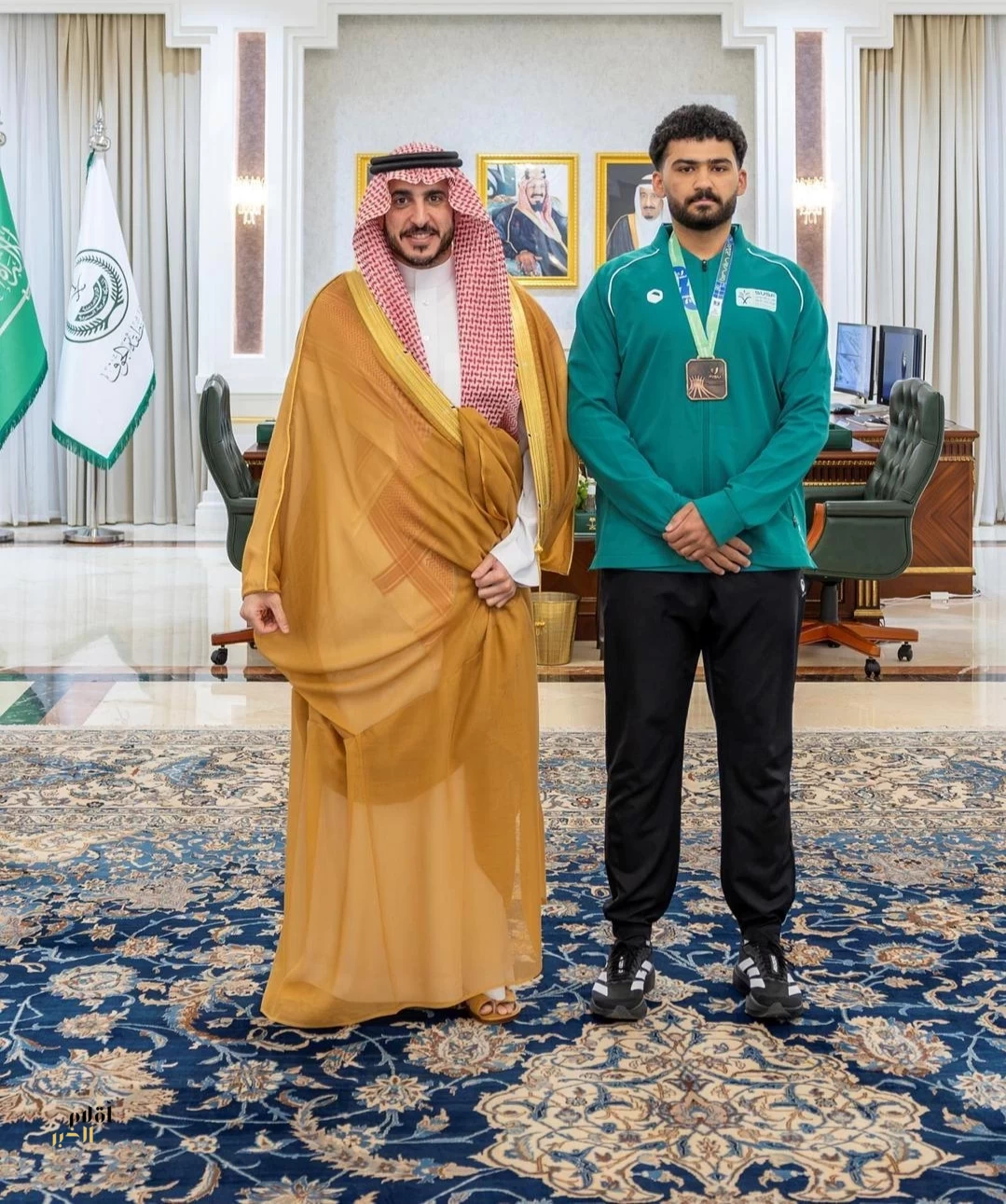 أمير الجوف يكرّم الطالب سيف القايد بعد تحقيقه برونزية بطولة العالم الجامعية للرياضات القتالية
