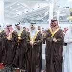 سمو أمير المنطقة الشرقية يؤدي صلاة الميت بمدينة الدمام على الشهداء في حادث سقوط المروحية