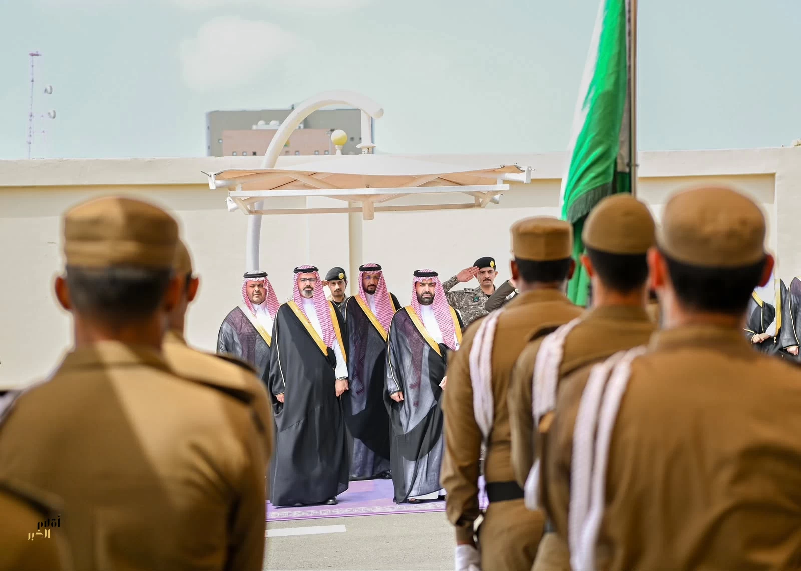 أمير جازان يزور شرطة المنطقة ويطّلع على أعمال ومهام الأمن العام