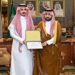 أمير منطقة جازان يكرّم منسوبي وكالة الحقوق بالإمارة تقديرًا لجهودهم المتميزة