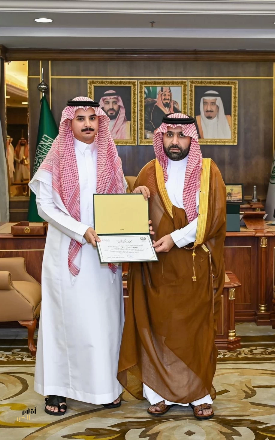 أمير منطقة جازان يكرّم منسوبي وكالة الحقوق بالإمارة تقديرًا لجهودهم المتميزة