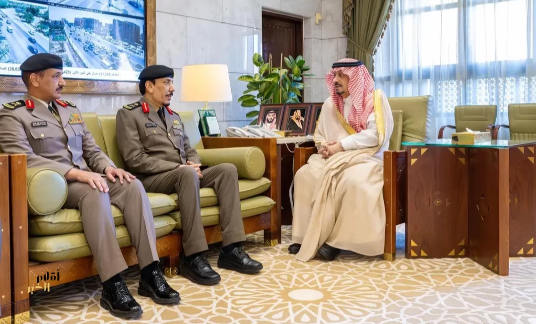 أمير منطقة الرياض يستقبل مدير شرطة الرياض ومساعديه