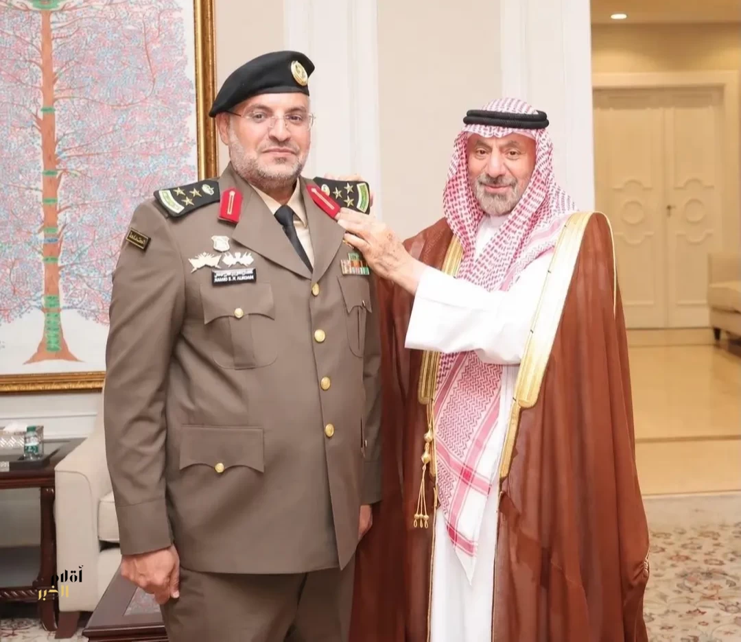 أمير نجران يقلّد قائد السرية الأولى للحماية بالأمن الدبلوماسي رتبته الجديدة