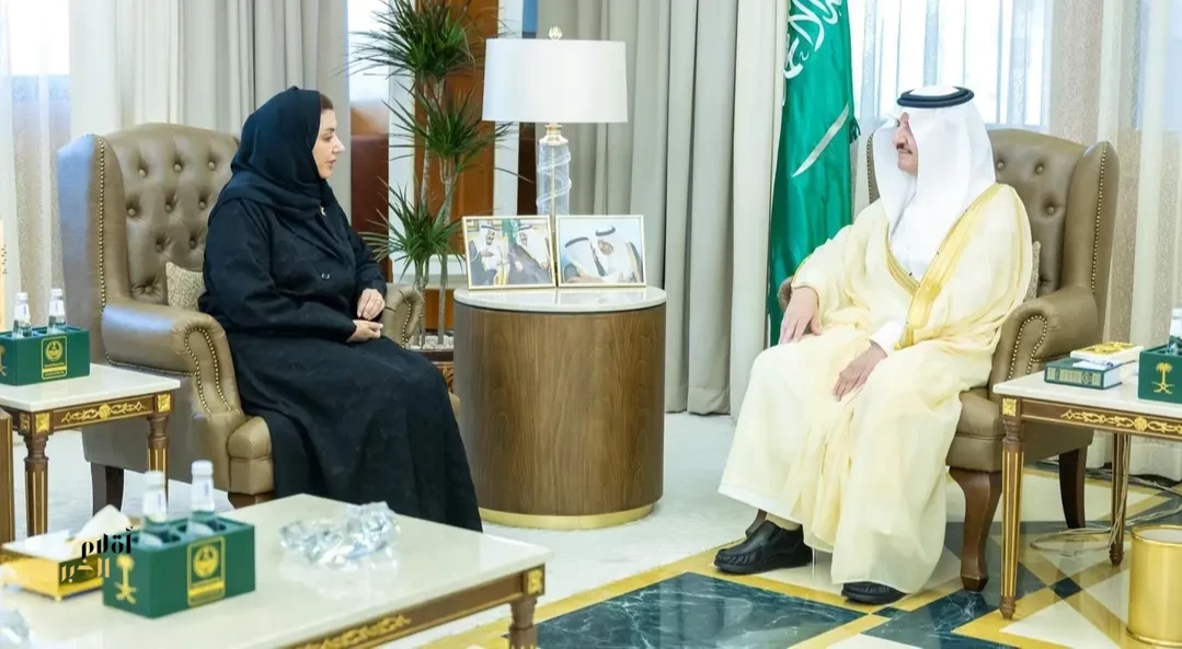 أمير المنطقة الشرقية يستقبل مدير الإدارة العامة للأحوال المدنية بالمنطقة ويطّلع على جهودهم في خدمة المستفيدين