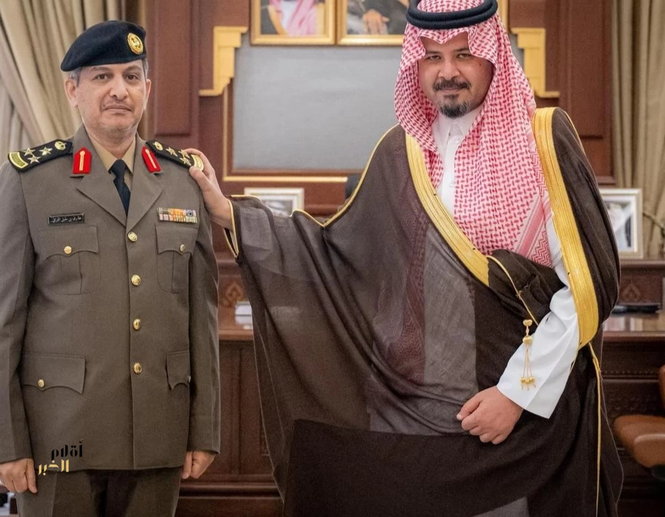 أمير منطقة المدينة المنورة يقلّد وكيل الإمارة للشؤون الأمنية ومدير إدارة الاستقبال والمراسم رتبتيهما الجديدتين