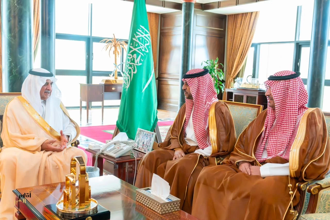 أمير تبوك يستقبل مدير عام فرع وزارة الصحة بالمنطقة والرئيس التنفيذي لتجمع تبوك الصحي