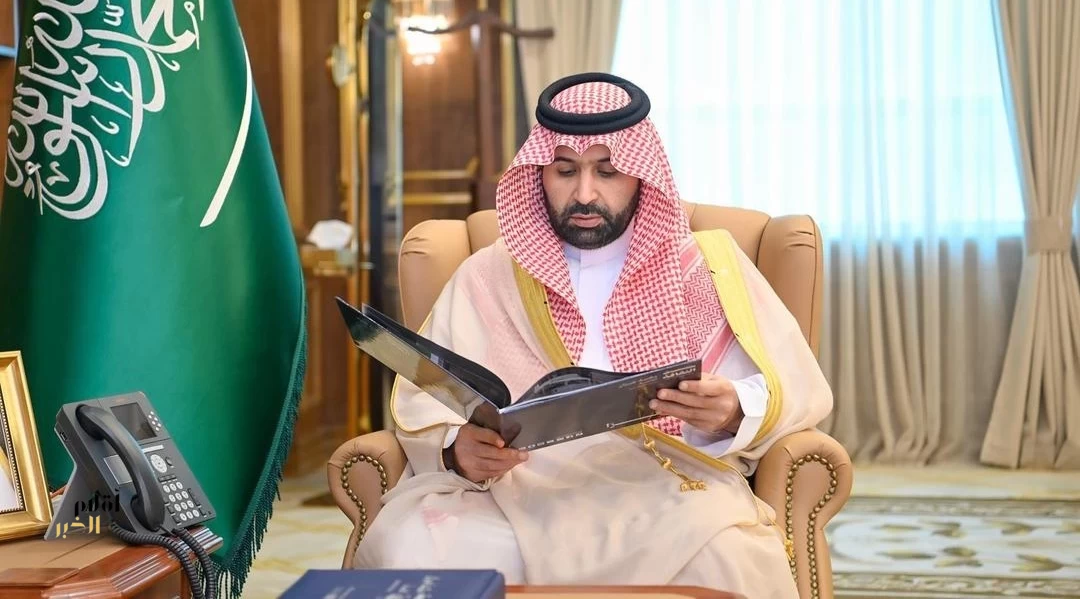 أمير جازان يطّلع على التقرير السنوي لبيت الثقافة بالمنطقة