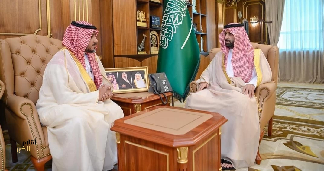 أمير جازان يطّلع على التقرير السنوي للبريد السعودي لعام 2025