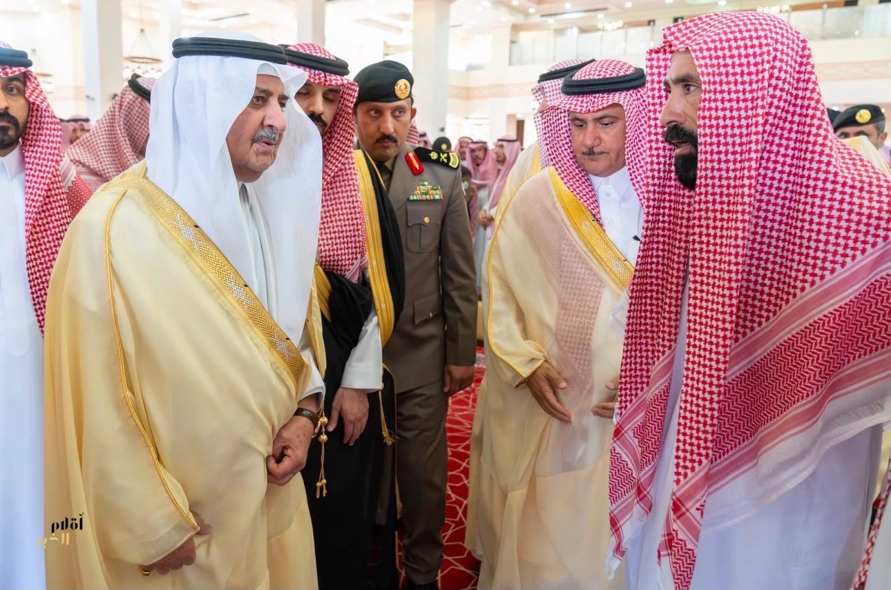 أمير منطقة تبوك ونائبه يؤديان صلاة الميت على الشيخ جزاع بن كريم العطيات