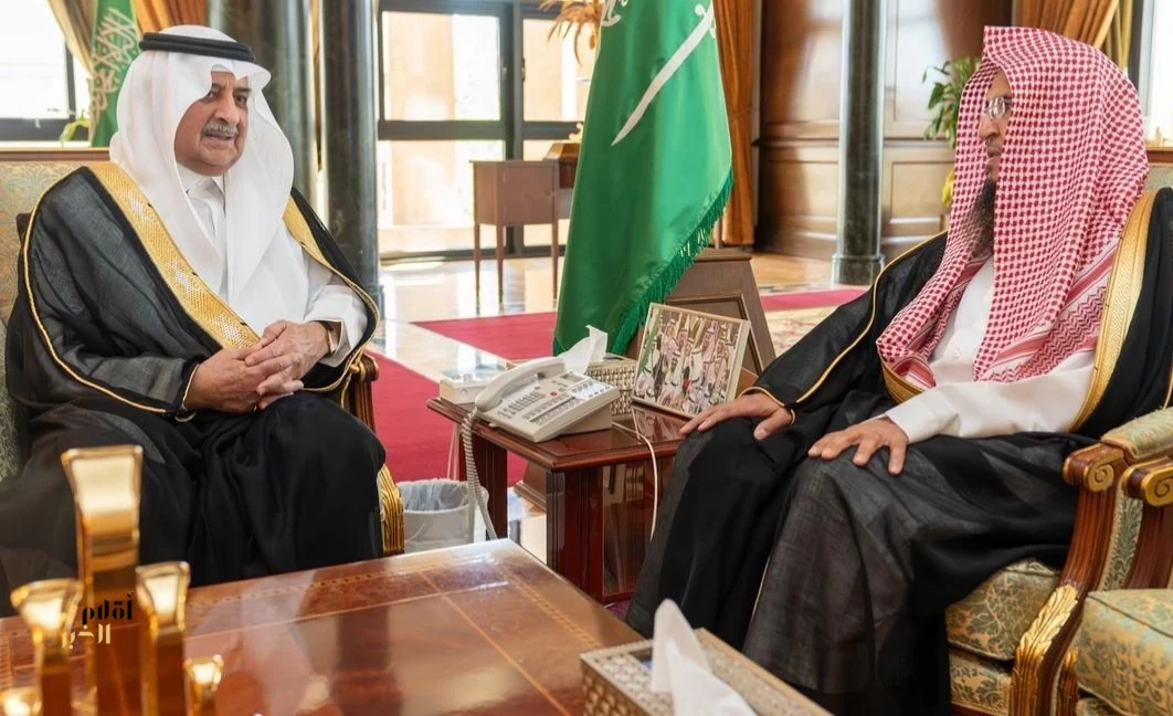 أمير تبوك يستقبل مفوض الإفتاء بالمنطقة