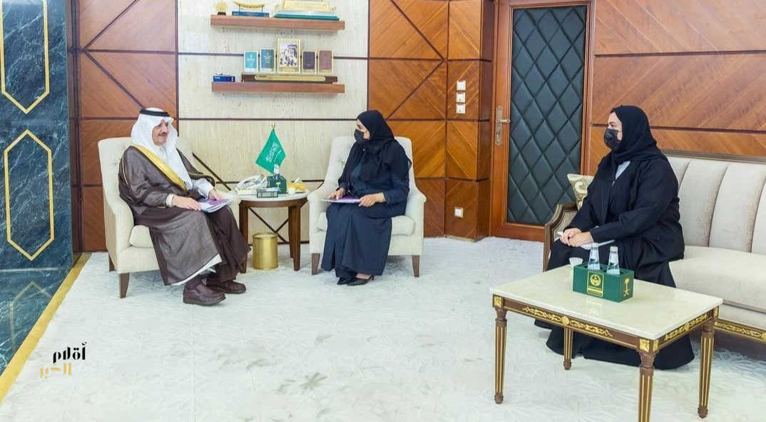 أمير المنطقة الشرقية يطّلع على برامج ومبادرات جمعية مشاعل الخير لتنمية المرأة