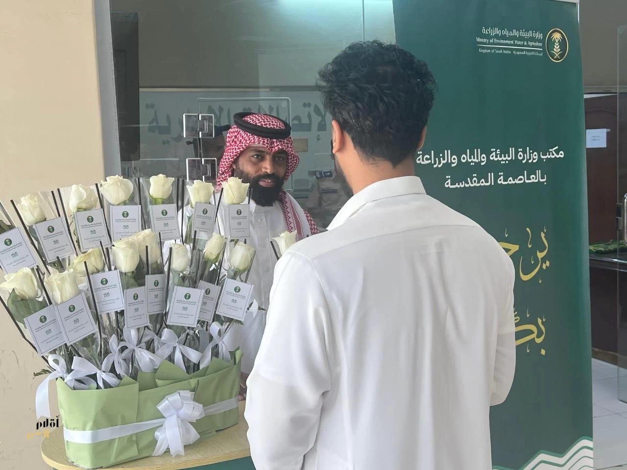 مكتب وزارة البيئة والمياه والزراعة بالعاصمة المقدسة ينفّذ مبادرة «وردة ترحيبيّة وتجربة رقميّة»