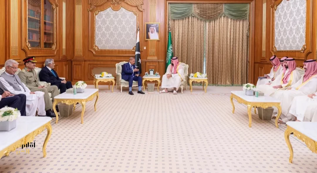 سمو ولي العهد يلتقي رئيس الوزراء في جمهورية باكستان الإسلامية