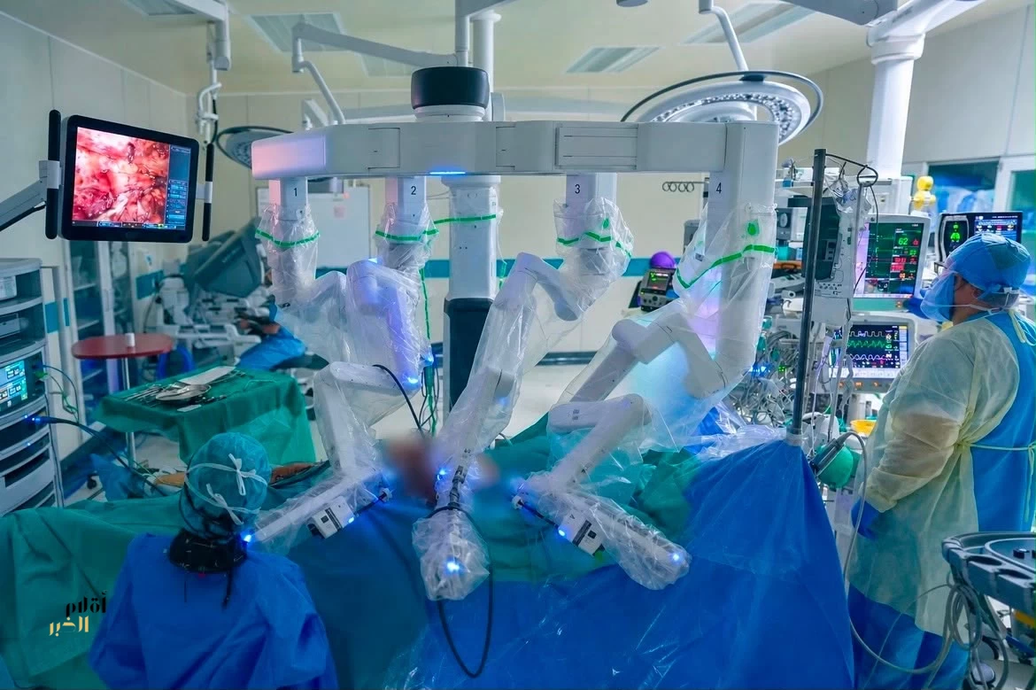 طبية مكة تُجري عمليّة تثبيت للمستقيم بالروبوت الجراح