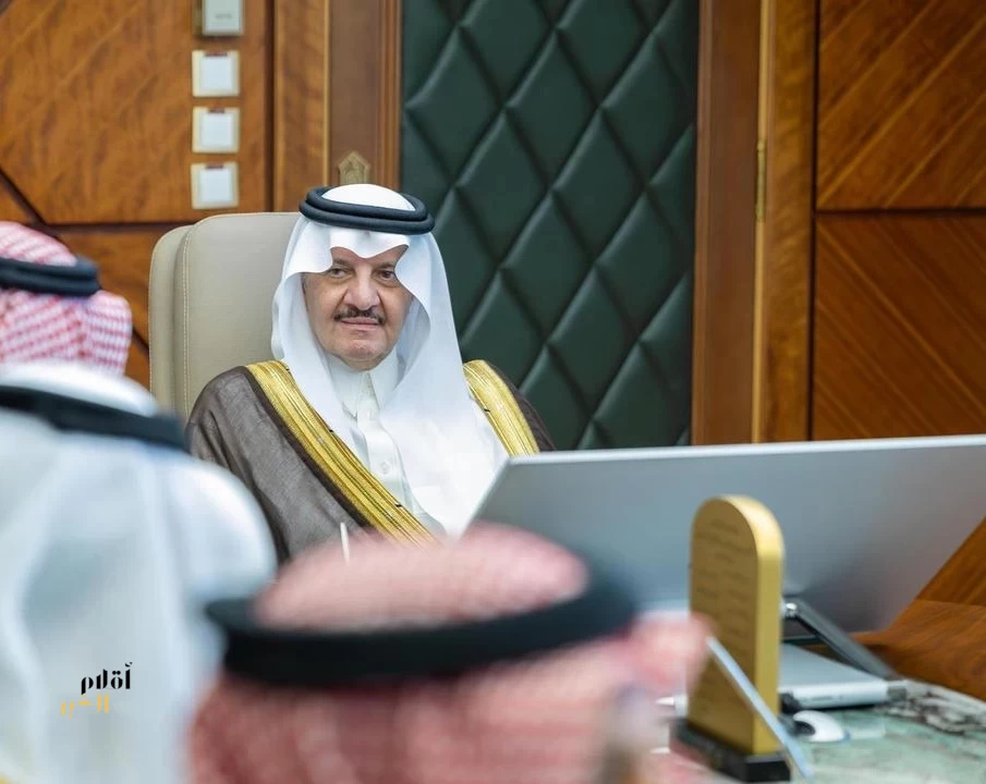 أمير المنطقة الشرقية يطّلع على خطط ومشاريع معهد الطاقة