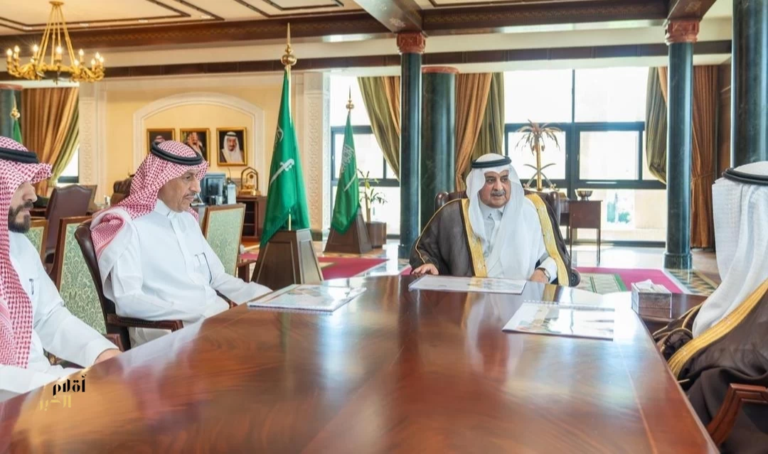 أمير تبوك يطّلع على نسب الإنجاز في المشروعات التي تنفذها أمانة المنطقة