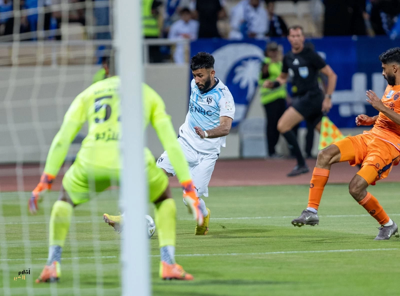 الهلال يواصل انطلاقته القوية ويعتلي الصدارة بثلاثية في شباك الفيحاء