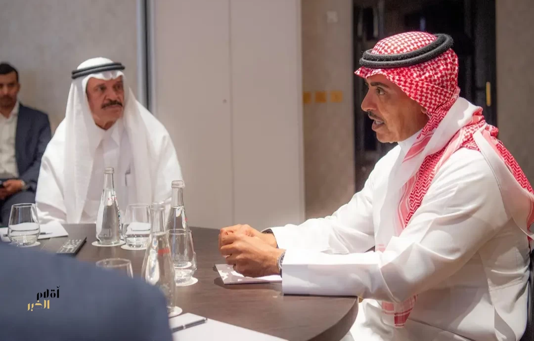 وزير الإعلام يلتقي الوفد الإعلامي المرافق لزيارة سمو ولي العهد للجمهورية الفرنسية